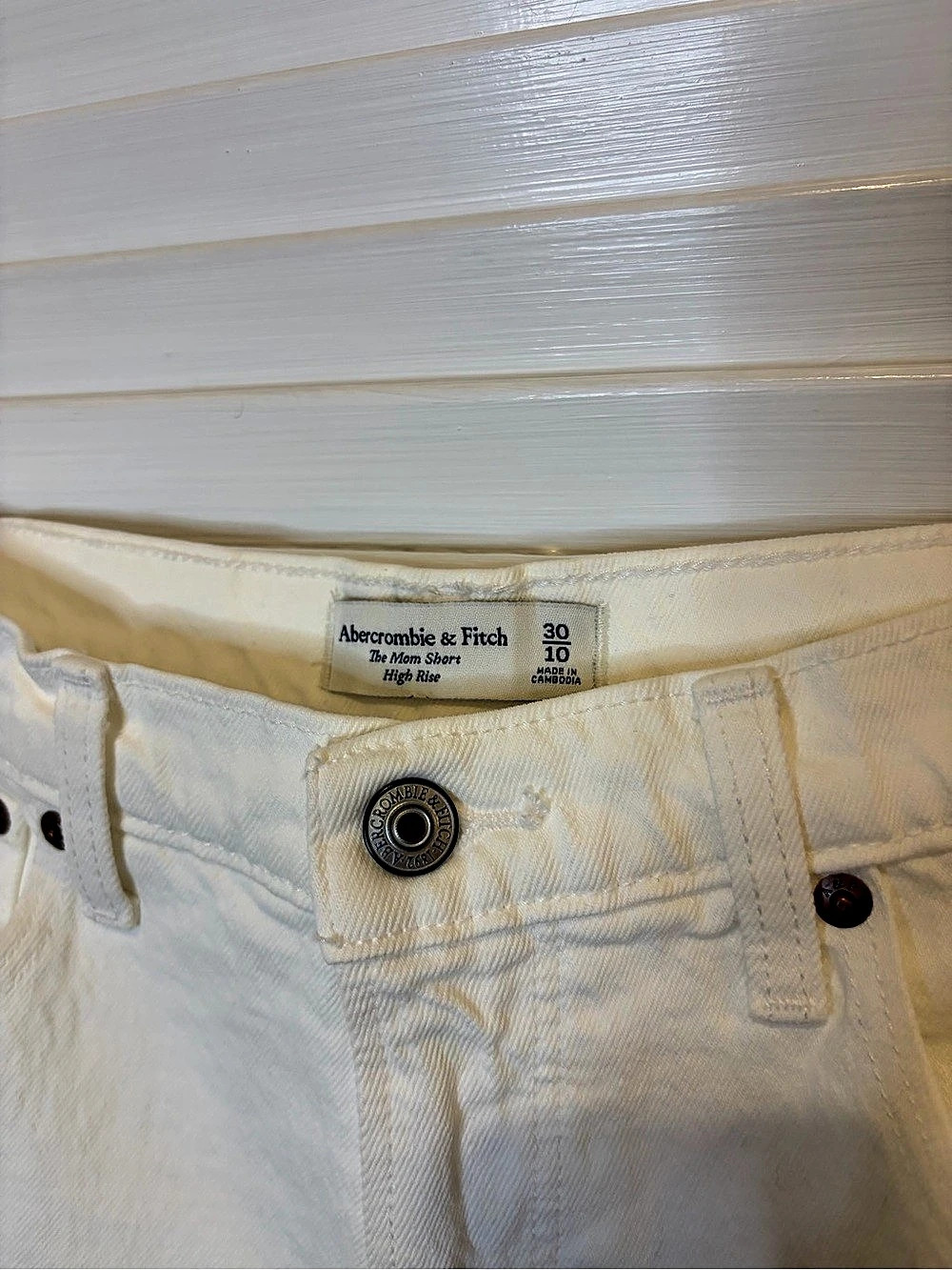 Abercrombie & Fitch The Mom Short High Rise Curve Love White Denim Size 30 - Picture 2 of 6